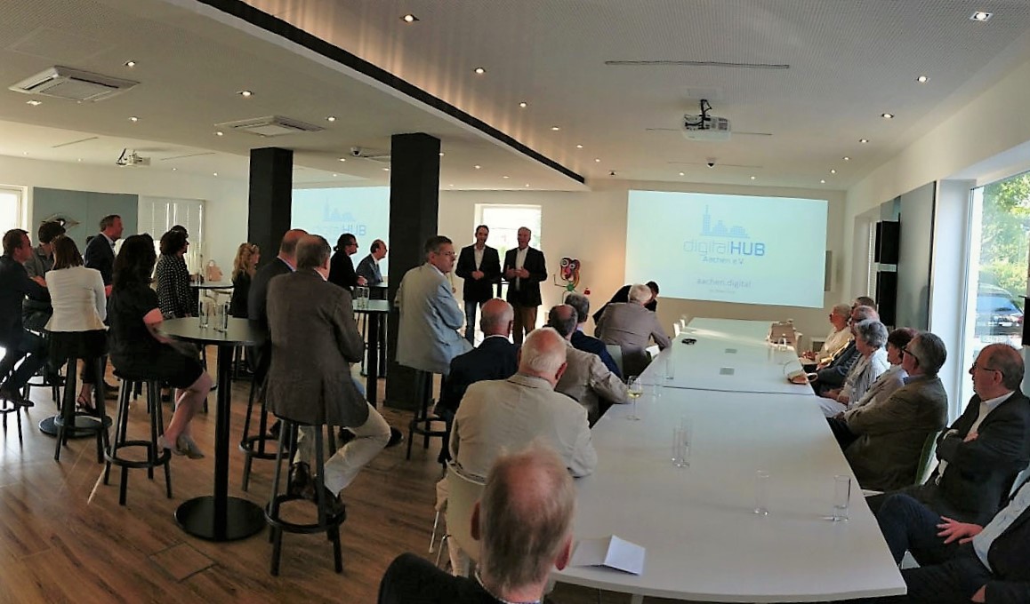 Der digitalHUB Aachen e.V. stellt sich dem #Business Club Maastricht Aachen vor.