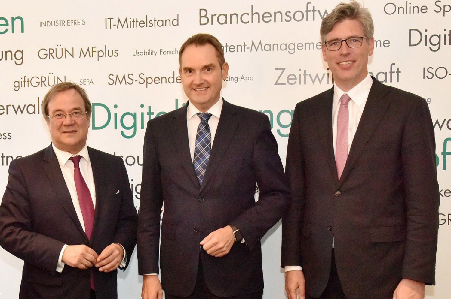 Ministerpräsident Armin Laschet, BITMi-Präsident und Vorstand der GRÜN Software AG Dr. Oliver Grün und Aachens Oberbürgermeister Marcel Philipp (v. l.)